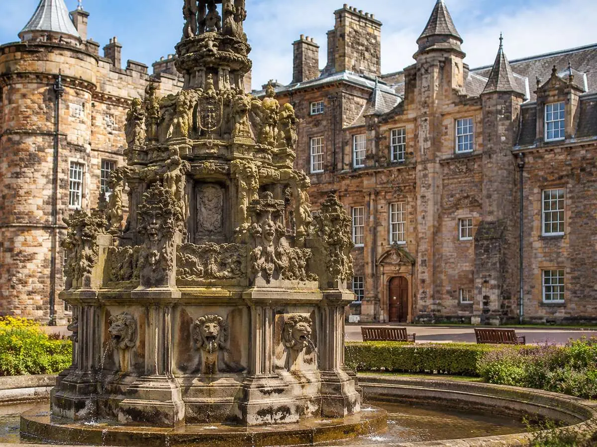 La fontana del cortile al Palace of Holyroodhouse