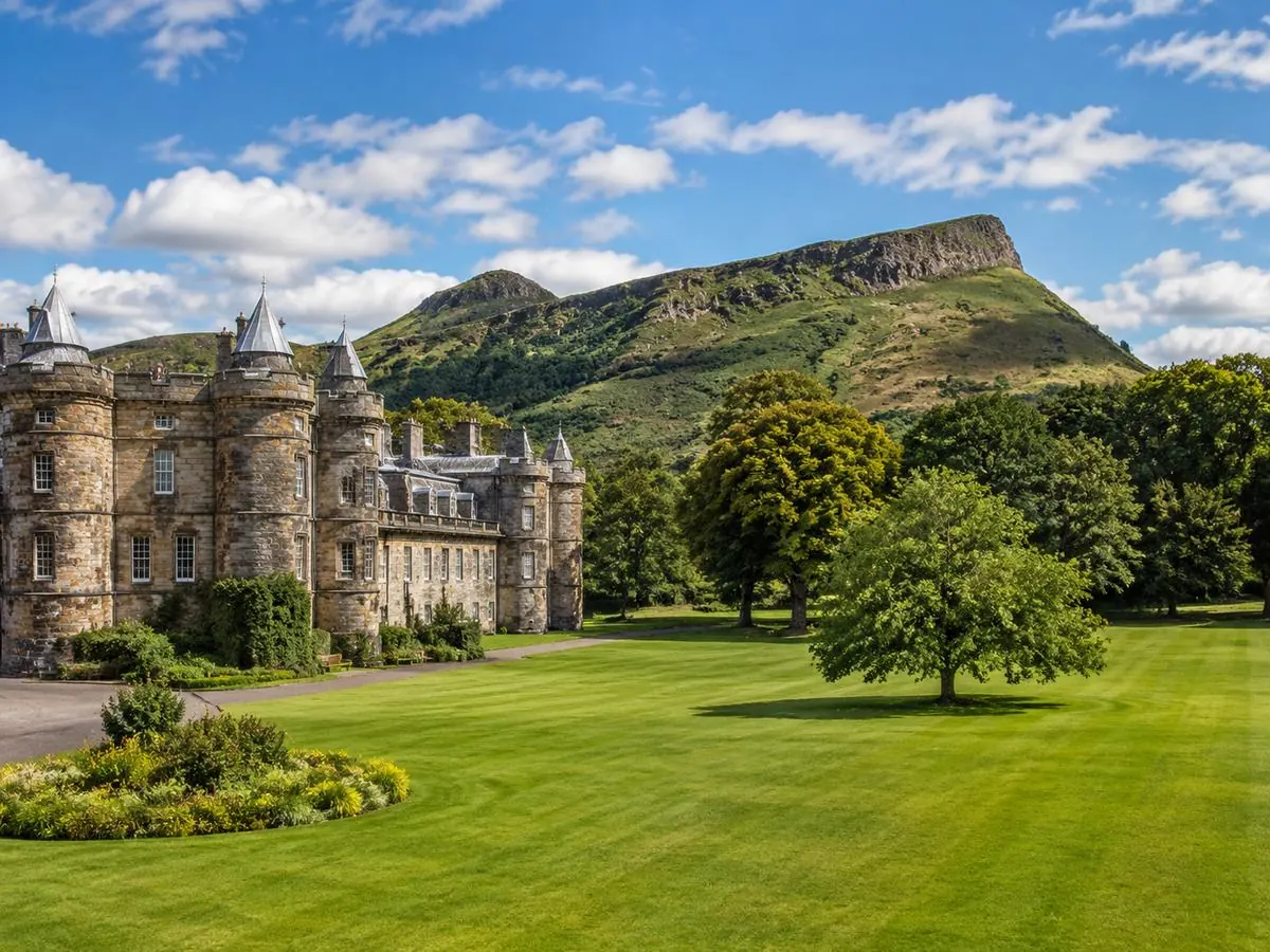 I giardini del palazzo, con Arthur's Seat sullo sfondo