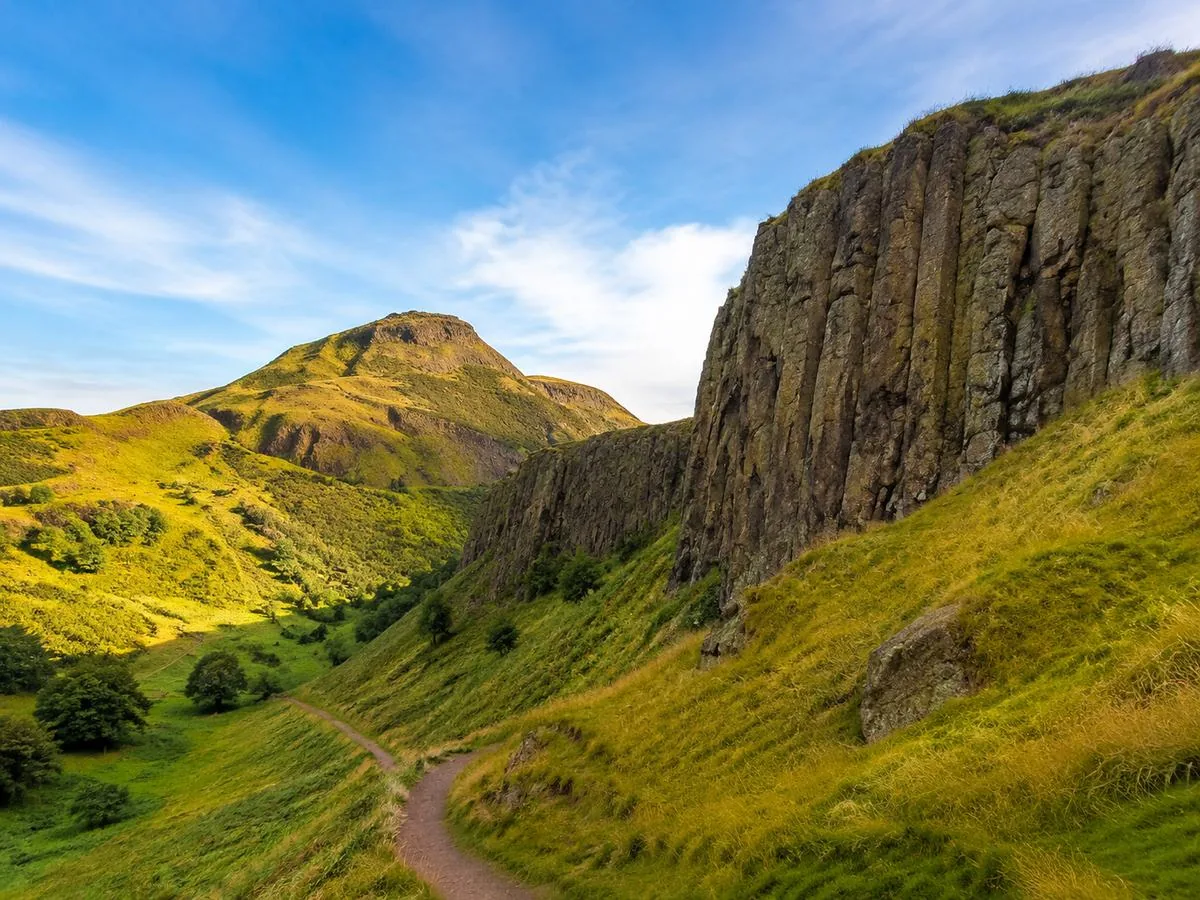 Salisbury Crags e Arthur&rsquo;s Seat, subito dietro il palazzo